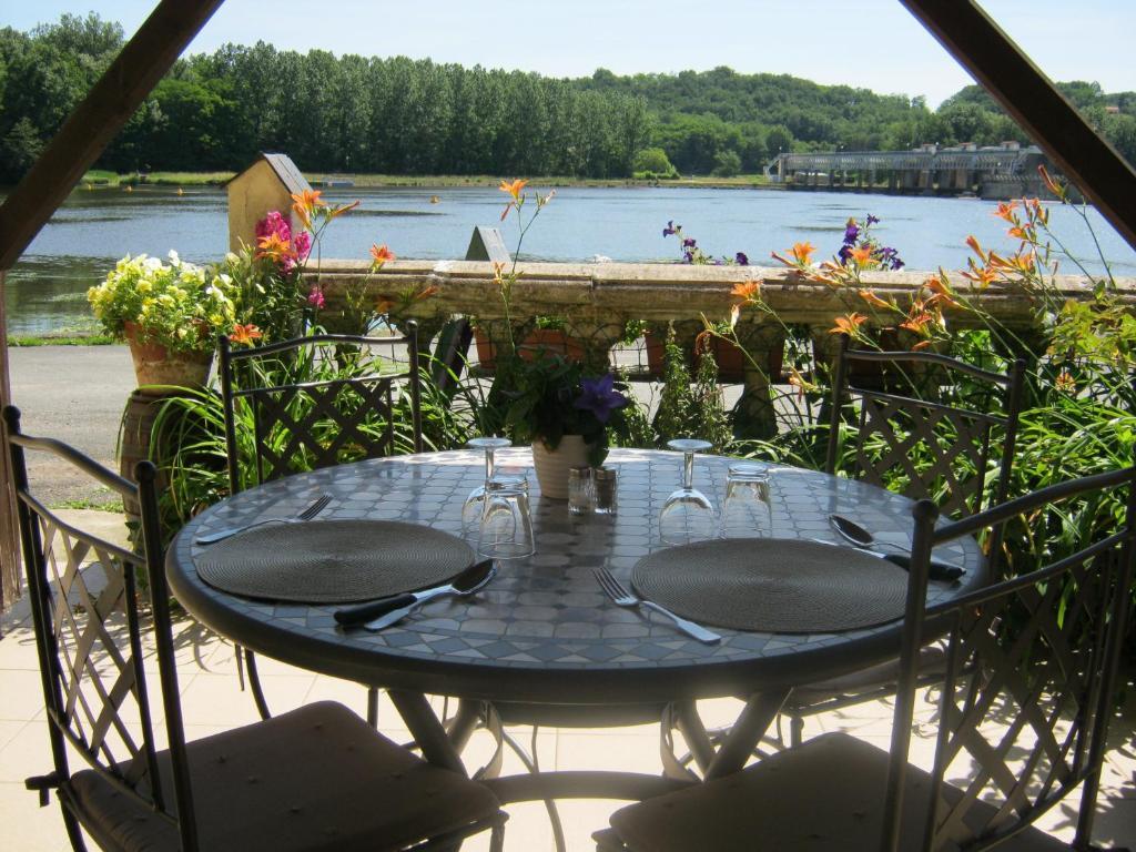 Hôtel Le Barrage à Mauzac-et-Grand-Castang Extérieur photo