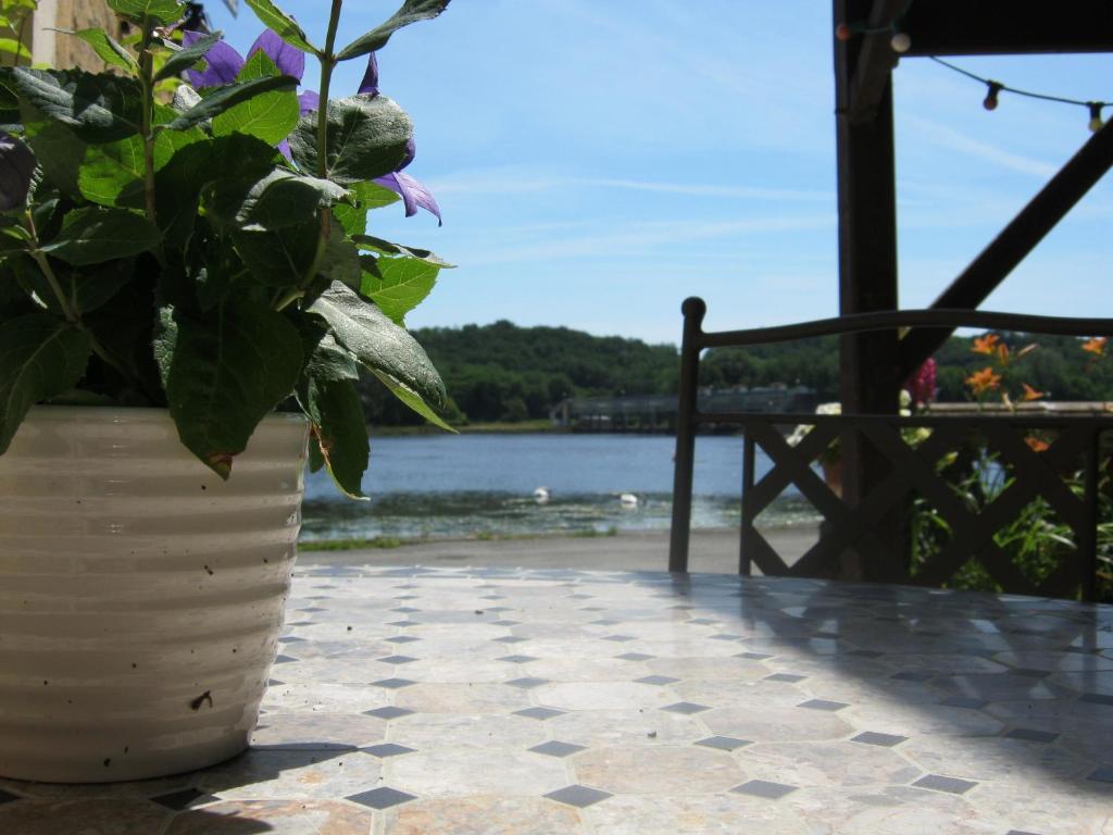 Hôtel Le Barrage à Mauzac-et-Grand-Castang Extérieur photo